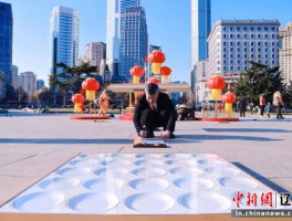 大连原创行为艺术《吃瓜》再出新篇 公益性拍卖《吃瓜》支持足球事业